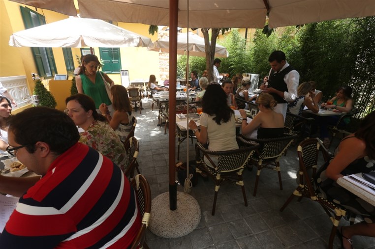Les Fenetres Media Lunch